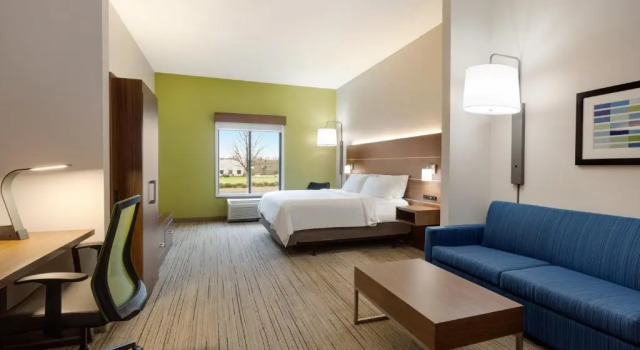 Люкс Цокольный этаж Holiday Inn Express Hotel & Suites Opelika Auburn by IHG