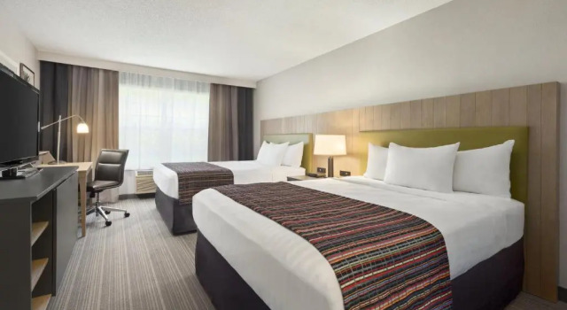 Четырёхместный номер Standard Country Inn & Suites by Radisson, Decorah, IA