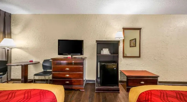 Четырёхместный номер Econo Lodge Corinth