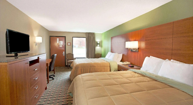 Четырёхместный номер Standard Days Inn by Wyndham Conover-Hickory