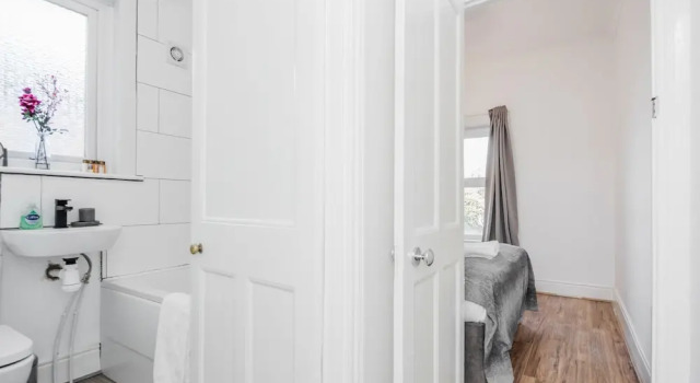 Коттедж 4 Bed House - Sleeps 8 - Garden - Parking - Wifi
