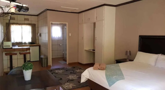 Baobab Chalets, Book Chalet Sommerhuse i Musina, Hytte