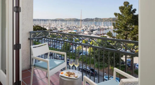 Номер Standard с видом на гавань Casa Madrona Hotel and Spa