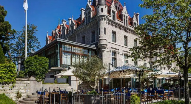 Кровать в общем номере с видом на озеро Château dOuchy