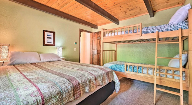 Коттедж Swiss-style Chalet w/ Fireplace - Near Story Land!