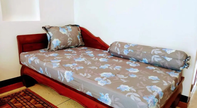 Quiet studio with king bed, kitchen and balcony
