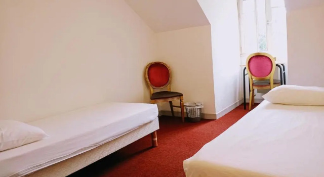 Кровать в общем номере Auberge de la Vallée dOssau