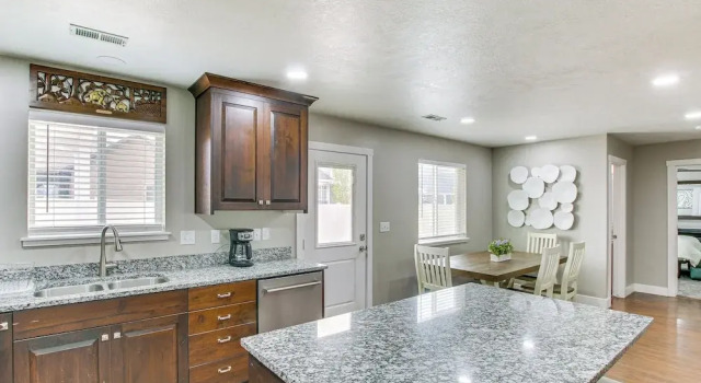 Utah Retreat w/ Patio, Gas Grill & Mountain Views!, Prenota Hotel Nibley Stati Uniti