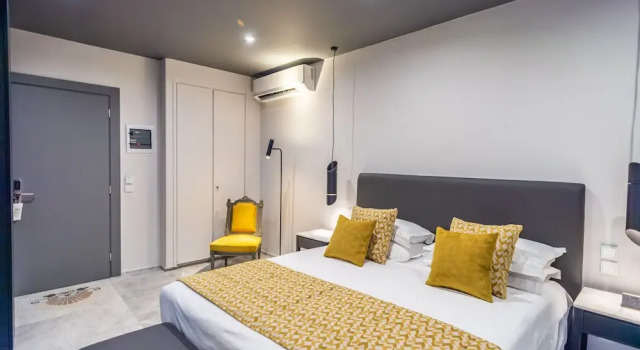 Полулюкс с балконом 33 Solonos Suites