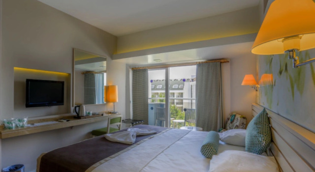 Семейный номер Standard с балконом и с красивым видом из окна Thalia Beach Resort Hotel