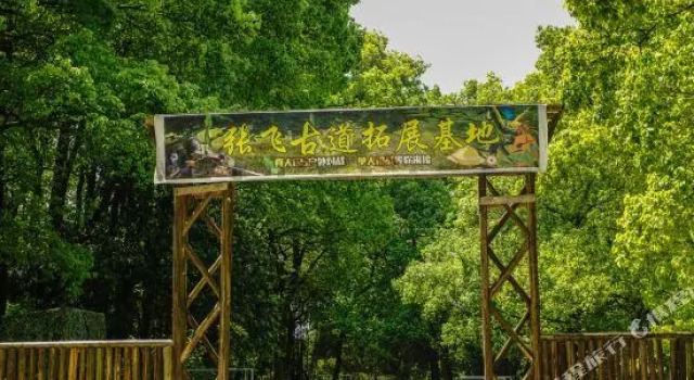 Двухместный люкс Deluxe Zhangfei Gudao Holiday Hotel