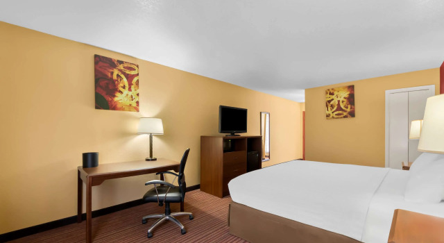 Двухместный номер Standard SureStay Plus by Best Western San Antonio Fiesta Inn