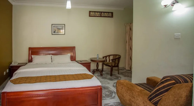 Tuzza Hotel, Book Hotel Bweranyangi 