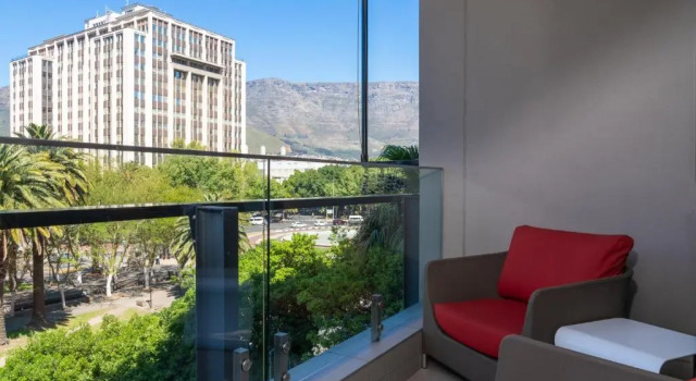 Номер Superior с балконом и с видом на горы Radisson Hotel Cape Town Foreshore