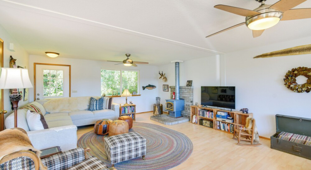 Коттедж Hoodsport Vacation Rental w/ Deck & Canal Views!