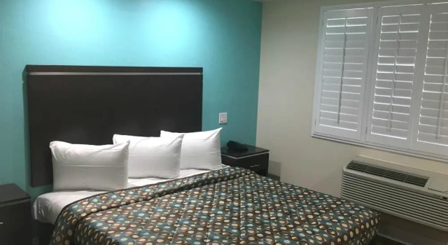 Vagabond Inn Executive Bakersfield Downtowner, Забронировать Отель Отели Бейкерсфилд с бассейном, рядом с Mercy Hospital Downtown - Bakersfield, Бассейн