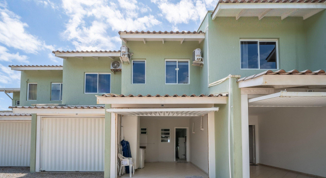 Frente ao mar - Residencial Guilhermina - Casa 08, Забронировать Отель Бомбиньяс Санта-Катарина