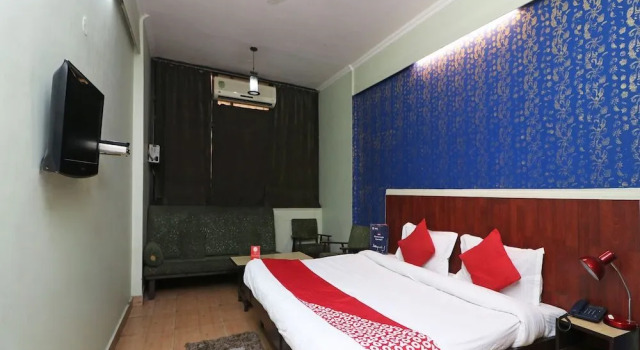 OYO 24788 Hotel Samrat, Забронировать Отель Отели Газиабад с парковкой, Парковка