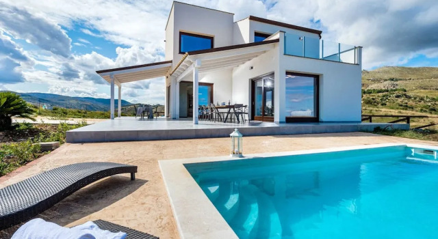 Вилла с балконом Villa in Castellammare Near the Coast