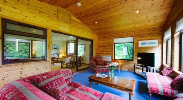 The Buzzard Lodge 2 bedroom sleeps up to 4, Забронировать Дом для отпуска Отели Центральной Шотландии с парковкой, Парковка