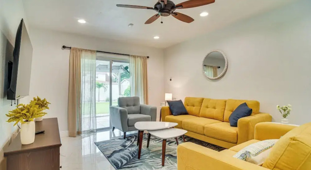 5 Mi to Beach: Tampa Retreat w/ Furnished Lanai!