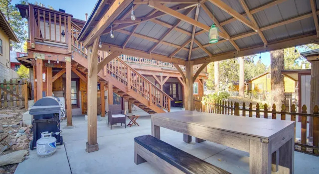 Коттедж с 4 комнатами с балконом 1 Mi to Lake: Home w/ Hot Tub & Gazebo in Big Bear