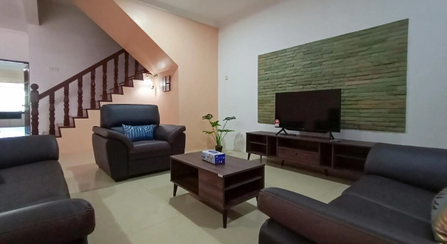 OYO 90216 Sunny Hill Homestay, Rezerwuj Dom wakacyjny Hotele w Sarawak z parkingiem, Parking