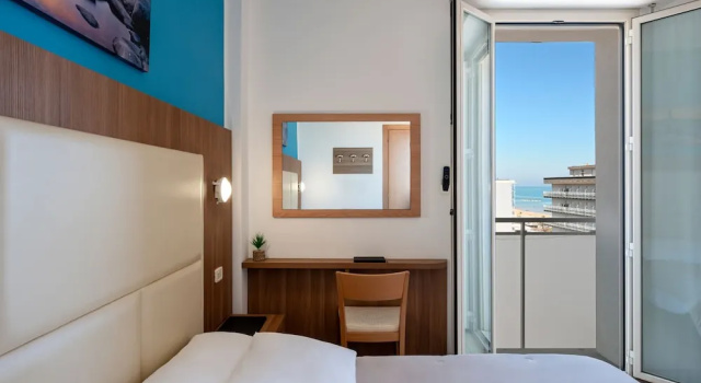 Двухместный номер Economy с балконом Amadei Hotel Figaro & Apartments