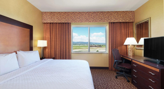 Двухместный номер Standard с видом на горы Embassy Suites Loveland Conference Center