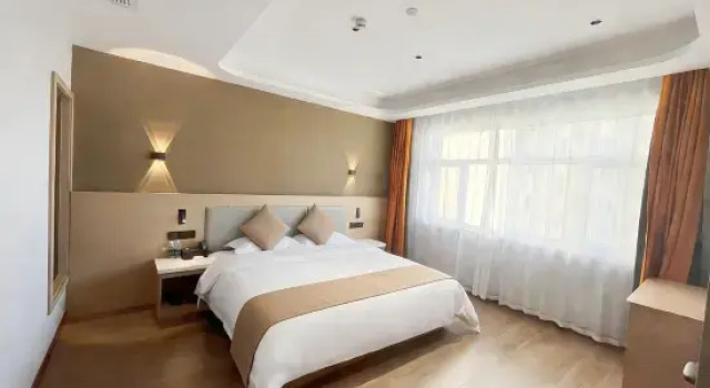 Люкс Deluxe Chifeng Qingcheng Hotel (Weiduoli Wanyuecheng Chifeng South Railway Station)
