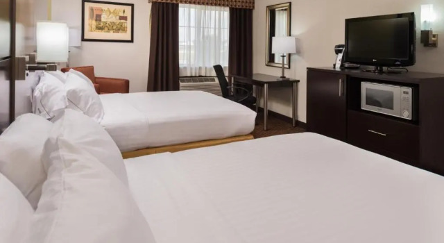 Четырёхместный номер Standard Holiday Inn Express & Suites Bucyrus by IHG