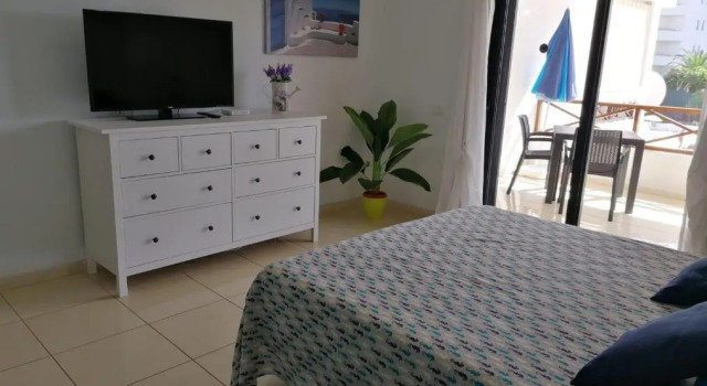 Large studio apartment with lovely terrace and wifi, Prenota Appartamento Hotel a Tenerife con piscina, Piscina