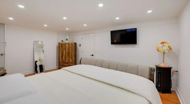 Апартаменты Lovely Elmont Apartment - Walk to Bus Stop!