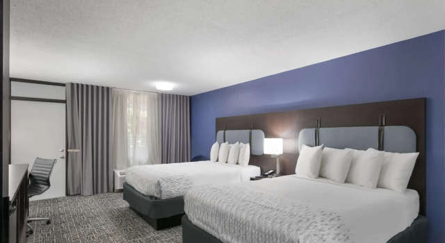 SureStay Plus Hotel by Best Western Gatlinburg, Забронировать Отель Отели Гатлинберг с парковкой, рядом с Amazing Mirror Maze, Парковка