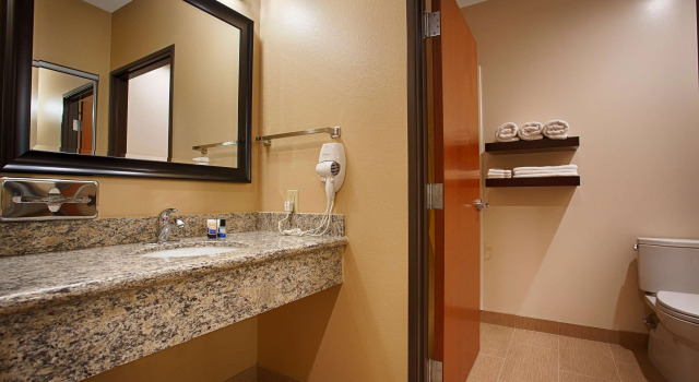 Четырёхместный номер Standard Best Western Plus Finger Lakes Inn & Suites