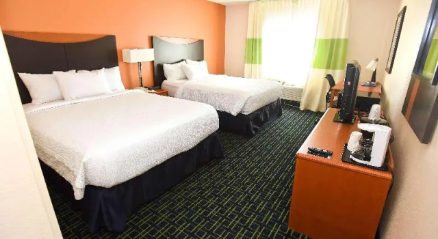 Четырёхместный номер Standard AmericInn by Wyndham Topeka
