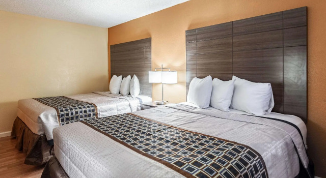 Четырёхместный номер Standard Rodeway Inn Farmington