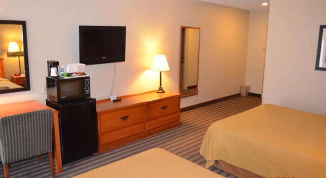 Четырёхместный номер Standard с балконом Quality Inn & Suites NRG Park - Medical Center