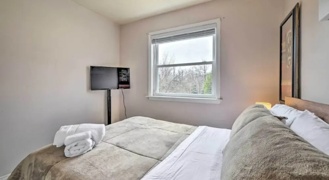 < 2 Mi to Dresser Lake: Home w/ Pool Access!, Book Hotel Tobyhanna 