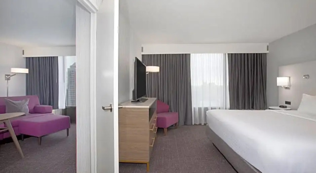 Двухместный люкс c 1 комнатой с видом на город Crowne Plaza Kansas City Downtown by IHG