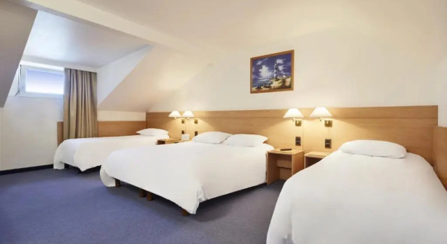Четырёхместный номер Standard Kyriad Montbéliard Sochaux Hôtel & Spa