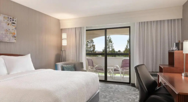 Четырёхместный номер Standard с балконом Courtyard by Marriott San Jose South/Morgan Hill