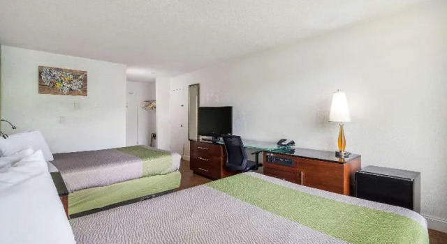 Номер Standard Econo Lodge Airport near Billy Graham Parkway