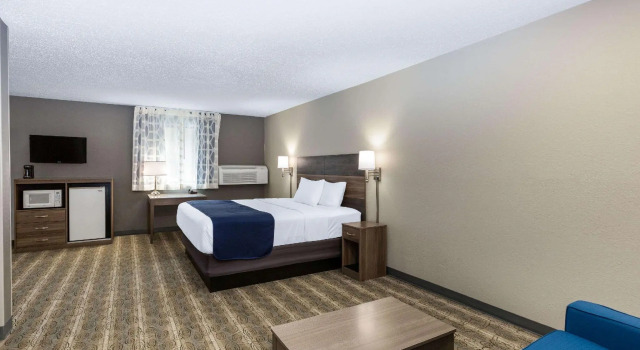 Двухместный люкс Days Inn & Suites by Wyndham Wisconsin Dells