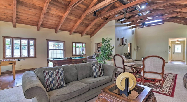 Grand Valrico Home w/ Deck, Fire Pit & Yard!, Prenota Hotel Brandon Florida