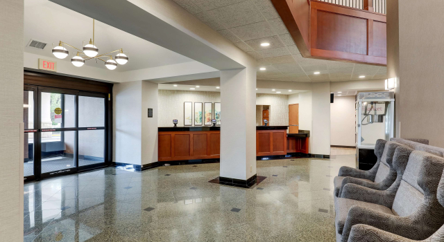 Drury Inn & Suites Birmingham Lakeshore Drive, Prenota Hotel Hotel a Alabama con piscina, Piscina