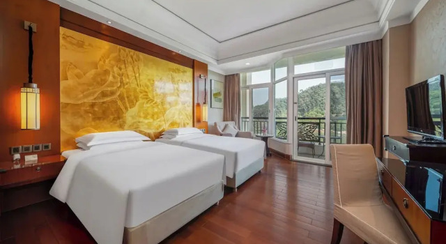 Двухместный номер Deluxe с балконом и с видом на озеро Goodview Hot Spring Hotel Tangxia