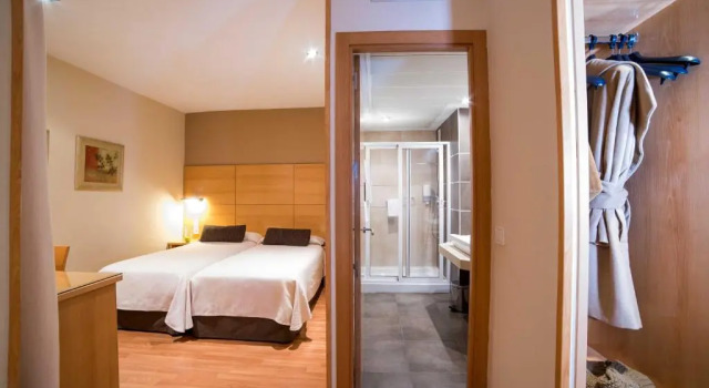 Трёхместный номер Hotel Serrano