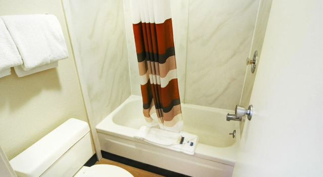 Четырёхместный номер Standard American Inn & Suites Bishop Airport Flint