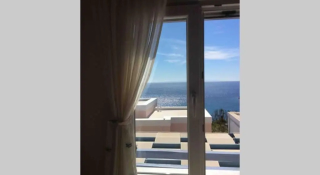 Despina's House 2: Modern apt with unique sea view, Réserver Hôtel Vari Syros